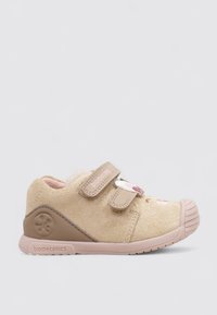 Scarpina beige per bambini con una texture glitterata, due cinturini in Velcro, una suola in gomma rosa e un adorabile disegno di animale di lato.