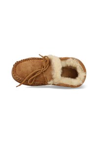 Bruine leren moccasin pantoffel met een zachte nepleren voering, vetersluiting aan de voorkant en handgestikte accentueringen langs de randen.