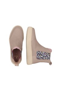 Brune støvler med en blød ruskindsoverflade, pink accenter og et leopardmønstret sidepanel. Har en tekstureret gummisål og et trækstykke.