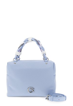 Sac à main bleu clair perforé avec poignée tressée et bandoulière détachable, arborant un logo CN argenté sur le devant.