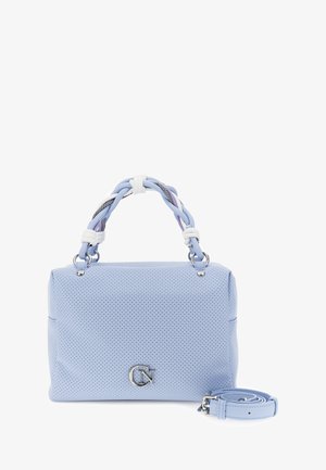 Borsa azzurro chiaro traforata con manico intrecciato e tracolla removibile, con logo CN argentato sul davanti.