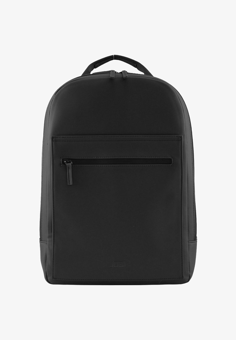 Sac à dos noir avec une texture lisse, forme rectangulaire, poche avant zippée, doubles poignées supérieures et un branding subtil en bas.