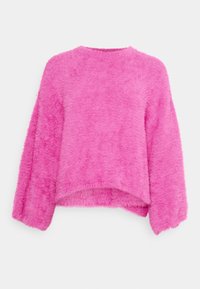 Rosa fluffig tröja med rund halsringning, långa ärmar och avslappnad passform. Texturen är mjuk och fluffig, vilket skapar ett mysigt utseende.