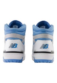 Sneaker alte con tessuto blu e sovrapposizioni sintetiche bianche. Presentano una punta arrotondata, colletto imbottito e un supporto per il tallone con logo.