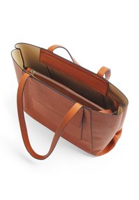 Sac fourre-tout en cuir marron avec une finition texturée, deux poignées, une poche intérieure zippée et un haut ouvert, présentant un intérieur plus clair.