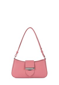 Roze leren handtas met een gestructureerde vorm, vlakke basis, verstelbare schouderband en een sluiting met een metalen accent.