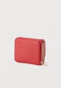 Κόκκινο πορτοφόλι από δέρμα με υφή στην επιφάνεια, κλείσιμο με φερμουάρ και χρυσά μεταλλικά στοιχεία. Συμπαγές ορθογώνιο σχήμα, κατάλληλο για κάρτες και μετρητά.