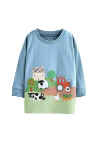Blaues Baumwollhemd mit langen Ärmeln, das eine Farmszene zeigt, mit gestickten Elementen wie einem Traktor, einem Haus, Schafen, einer Kuh, einer Gans und Karotten.