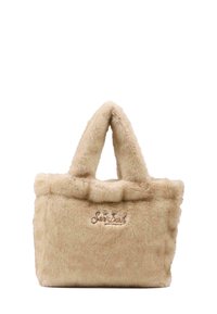 Bolso tote de piel sintética marrón con asas cortas, parte superior con volantes y logotipo bordado. Textura suave y forma rectangular con esquinas redondeadas.