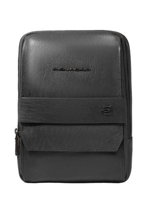 Kompakte schwarze Leder-Umhängetasche mit vorderer Klappentasche, Reißverschluss und geprägt Markenlogo auf der Vorderseite.