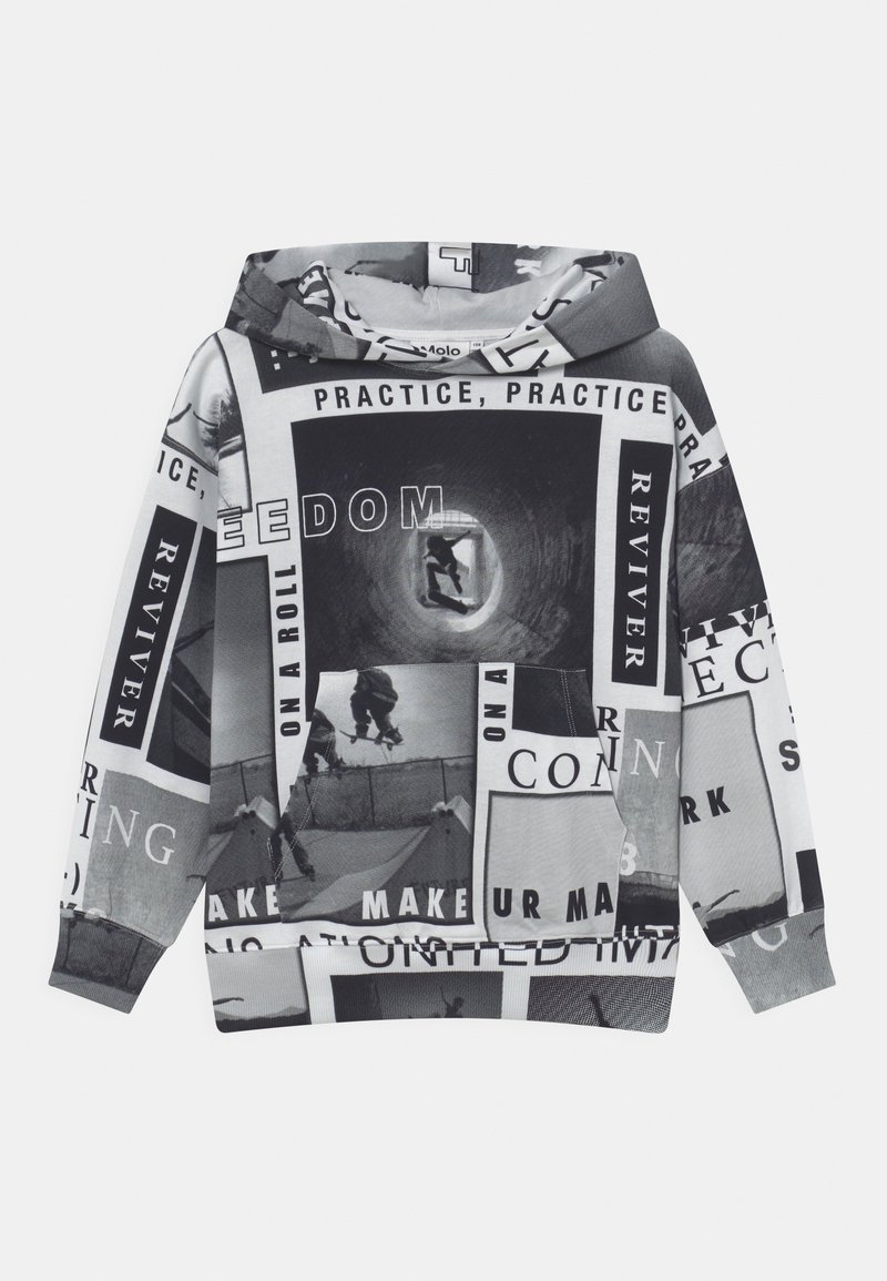 Felpa nera e bianca con foto di skateboard e blocchi di testo che includono "Pratica", "Libertà" e "Rivitalizzante" in un design a collage.