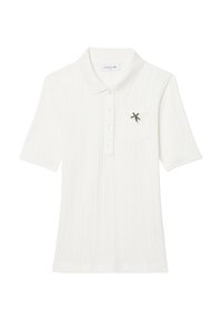 Polo blanc à manches courtes, en tissu texturé, avec cinq boutons et une poche avant ornée d'un petit logo vert Lacoste.