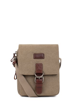 Petit sac bandoulière beige en toile avec rabat avant, sangle à boucle en cuir marron, et bandoulière réglable.