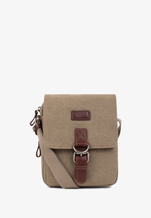 Petit sac bandoulière beige en toile avec rabat avant, sangle à boucle en cuir marron, et bandoulière réglable.