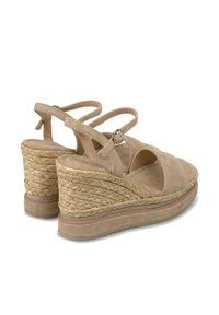 Beige Wedge-Sandalen mit einem strukturierten Wildleder-Obermaterial, doppelten Knöchelriemen und gewebten Jute-Details am Keilabsatz. Flache Gummisohle.