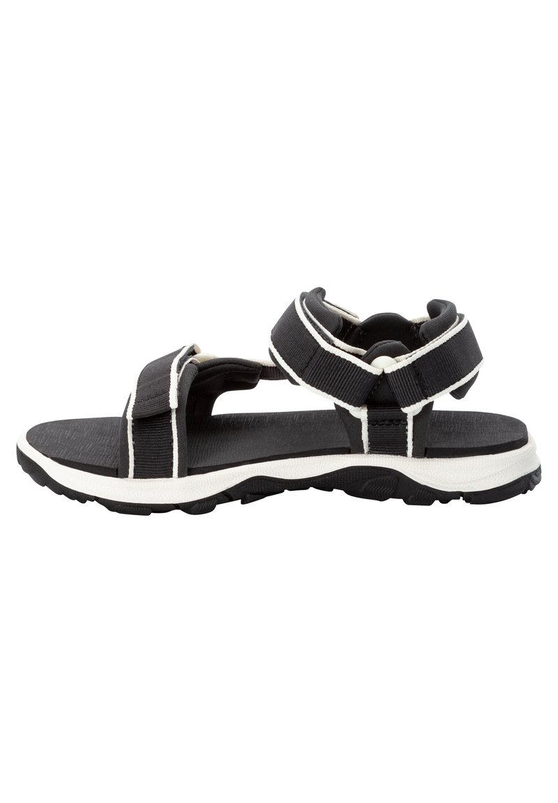 Schwarze Sandale mit weißen Akzenten, ausgestattet mit einer strukturierten Sohle, verstellbaren Riemen und einem minimalistischen Design. Offene Zehen und Fersen sorgen für Atmungsaktivität.