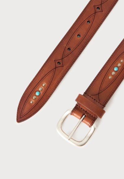 Ceinture en cuir marron avec des motifs noirs cousus, des rivets métalliques, une pierre turquoise et une boucle rectangulaire argentée sur fond blanc.