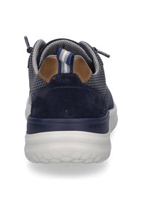 Námořnické sportovní boty s vrškem z mřížkového materiálu, semišovými akcenty a pohodlným podpatkem. Vybaveny pruhovaným poutkem, bílou střední částí a texturovanou podrážkou.