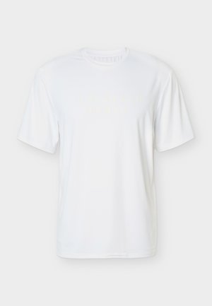 Weißes kurzärmeliges T-Shirt mit Rundhalsausschnitt und blass geprägtem Text über der Brust, dargestellt auf schlichtem weißem Hintergrund.