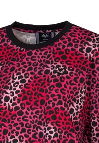 Luipaardprint sweatshirt in roze, zwart en paarse tinten; heeft een zwarte ribbelenkraag en een klein logo accent dichtbij de kraag.