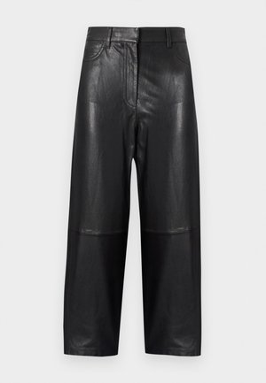 Pantalon en cuir noir à jambes larges, avec une texture lisse et des détails de coutures. Ceinture et poches visibles.