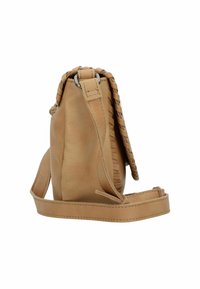 Borsa in pelle marrone con dettagli intrecciati, forma strutturata e una lunga tracolla regolabile. Texture liscia con sottili accenni di cucitura.