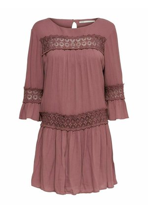 Růžovofialové šaty ke kolenům s krajkovým lemem přes hrudník, rukávy a pas, s 3/4 zvonovými rukávy a zapínáním na knoflíky na zádech s průstřihem.