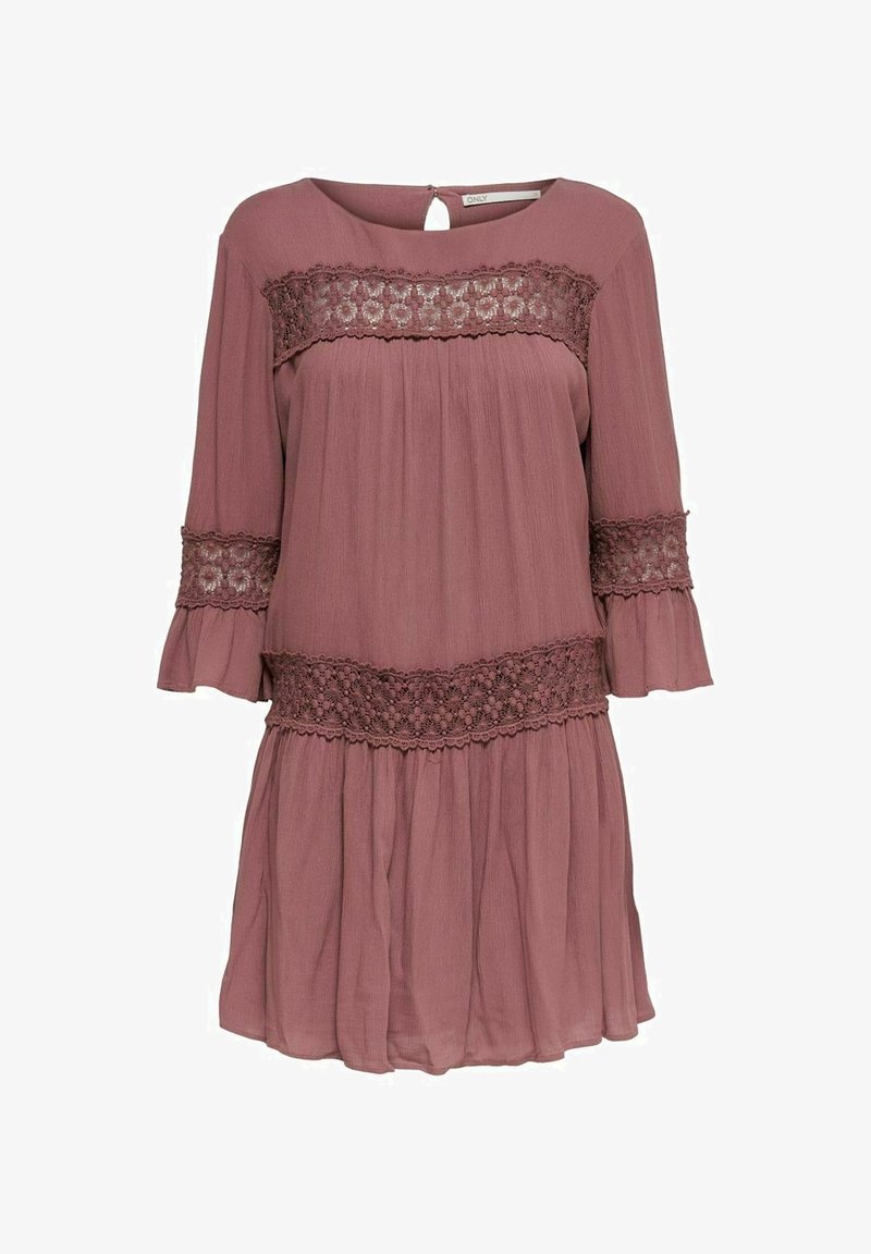 Robe mauve longueur genou avec bordure en dentelle sur la poitrine, les manches et la taille, comprenant des manches cloche 3/4 et une fermeture au dos avec un bouton et une ouverture en forme de clé.