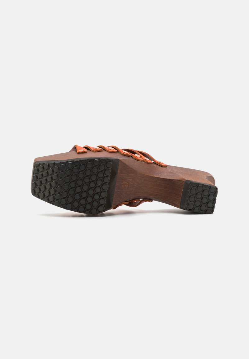 Braun gefärbter Holz-Blockabsatz mit schwarzer Gummisohle. Orangene Leder-Riemen mit geflochtenem Design. Klare, strukturierte Details auf der Sohle.