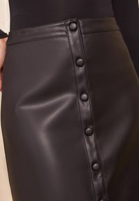 Friends Like These REGULAR FIT - BUTTON THROUGH MIDI  - Gonna a campana - black