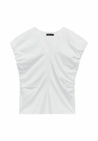 Witte t-shirt met een V-hals, voorzien van mouwtjes en plooien aan de zijkanten, gemaakt van een gladde stof met een licht gestructureerde afwerking.