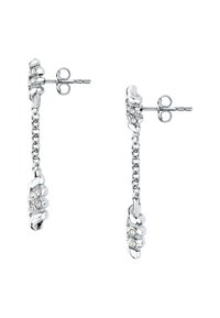 Orecchini in argento caratterizzati da un design intrecciato con una catena pendente e multiple pietre preziose trasparenti disposte in un motivo curvo.