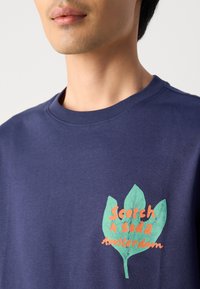 Scotch & Soda REGULAR FIT FRONT BACK - Print T-shirt - peacoat
