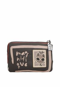 Cartera negra con superficie texturizada, con detalles en rosa claro, un parche con diseño de gato y la palabra "magnifique" en blanco. Cierre de cremallera.