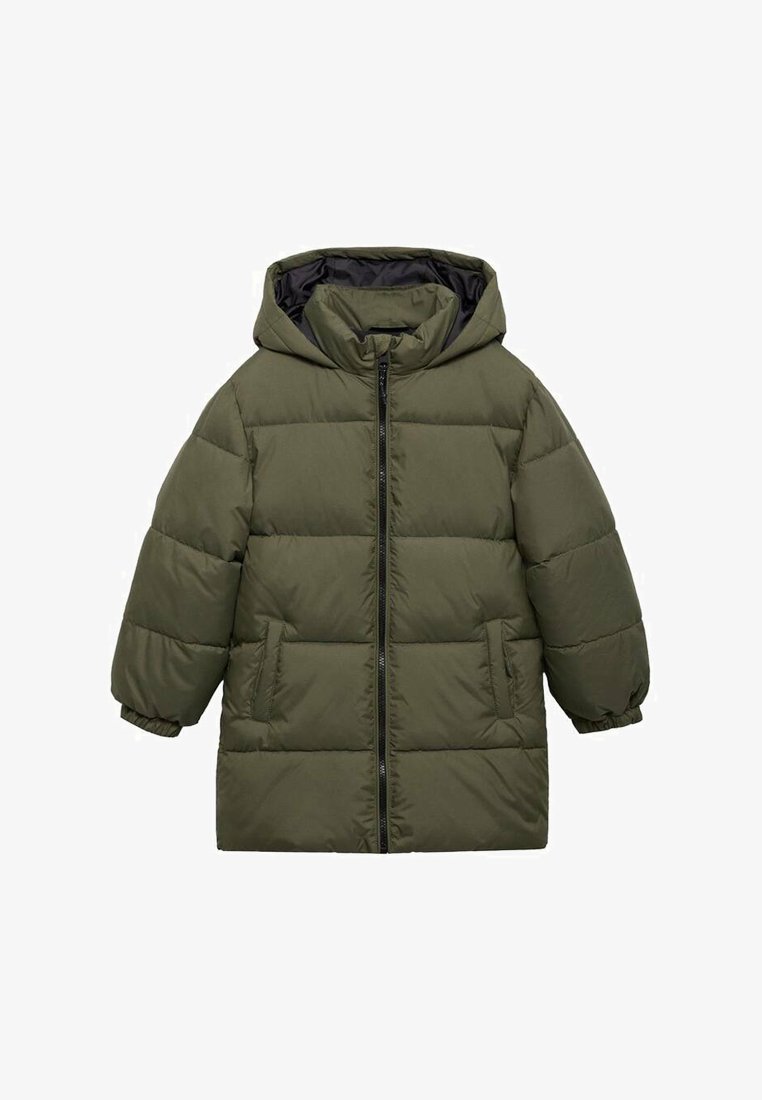 Chaqueta acolchada verde oliva con capucha, cierre de cremallera delantero, puños elásticos y dos bolsillos frontales. Cuenta con un diseño acolchado y una textura suave.