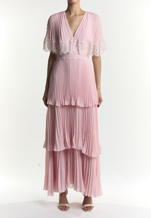 Lichtroze geplooide maxi-jurk met een kanten lijfje, gelaagde ruches en vlindermouwen. Voorzien van een diepe V-halslijn en een vloeiend ontwerp.