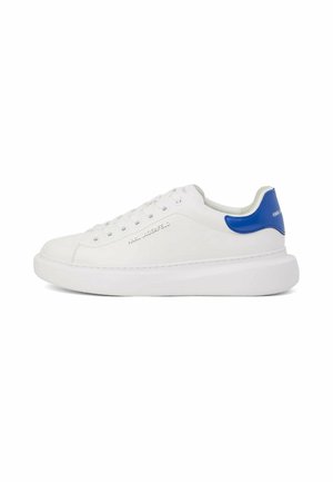 Weißer Sneaker mit niedriger Schafthöhe, dicker Sohle, blauem Fersenlaschen, weißen Schnürsenkeln und "KARL LAGERFELD"-Logo an Seite und Ferse.
