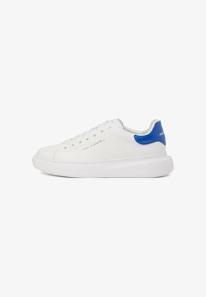 Baskets basses blanches avec semelle épaisse, languette bleue au talon, lacets blancs et logo "KARL LAGERFELD" sur le côté et sur le talon.
