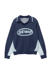 Marineblauer langärmeliger Strickpullover mit hellblauen Seitenpanelen, Kragen mit Knopf und „stwd“-Logo in Hellblau auf der Vorderseite.