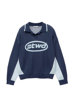 Pull en maille bleu marine à manches longues avec des panneaux latéraux bleu clair, un col avec bouton, et un logo "stwd" en bleu clair sur le devant.