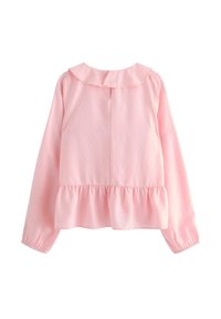 Rosa langærmet bluse med subtil prikket struktur, flæsekanter, sammenpressede elastiske manchetter og en bred, rund krave med en lille åbning bagpå.