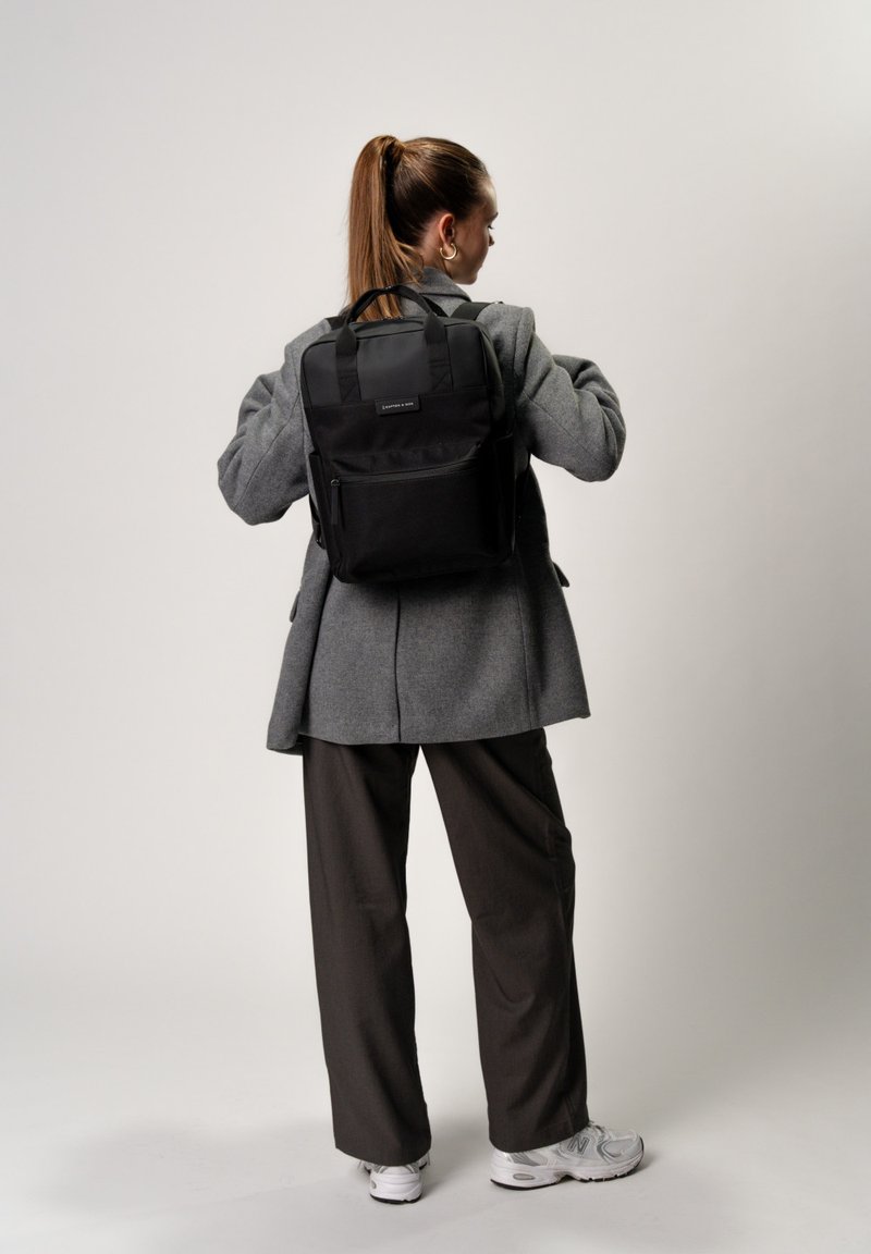 Sac à Dos Kapten & Son Femme Noir – Polyester, 30 Cm, Occasion En Très Bon état, Style Décontracté