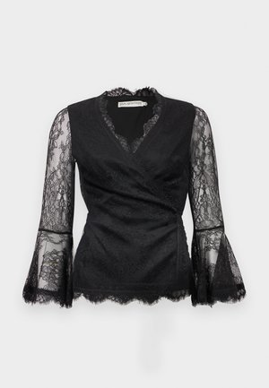 Sort blonde-wrap bluse med V-hals, flagrende gennemsigtige blondeærmer og bølgede kanter, der viser indviklede blomsterblonde mønstre.