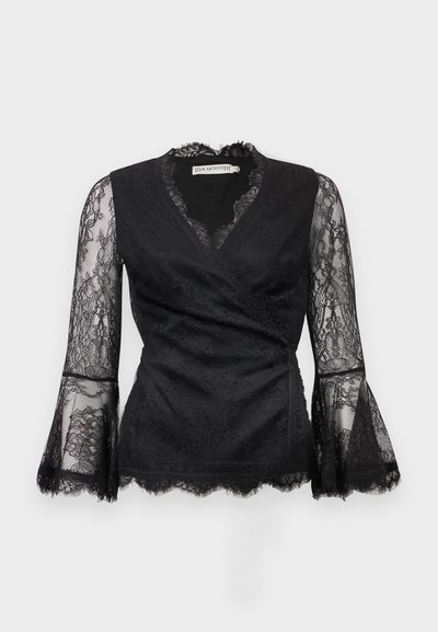 Μαύρο μπλουζάκι τύπου wrap από δαντέλα με V-λαιμόκοψη, φουσκωτά διαφανή μανίκια από δαντέλα και κυματιστές άκρες, που εμφανίζουν περίπλοκα λουλουδάτα μοτίβα δαντέλας.