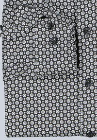 Schwarzes Hemd mit weiß-blauen kreisförmigen Mustern, ausgestattet mit einem Knopfverschluss und einer glatten Textur. Akzentuiert durch schwarze Knöpfe.