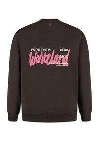 Donkerbruine sweatshirt met roze en witte tekst op de achterkant die zegt "PURE PATH 83402 Wasatch BEL ME ALS JE VERLOREN GAAT EIGEN DE REIS ARIZONA. UTAH. NEVADA".