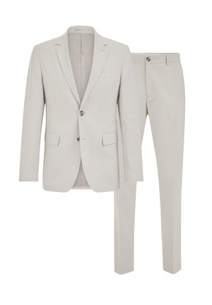 Lichtbeige herenkostuumset bestaande uit een colbert met twee knopen en inkepingen op de revers, en bijpassende slim-fit broek met knoop- en ritssluiting.