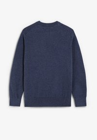 Navyblauwe lange mouw crewneck trui met geribbelde manchetten en zoom, van achteren getoond op een witte achtergrond.