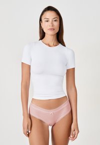 Top bianco a maniche corte realizzato in tessuto elasticizzato abbinato a slip rosa con bordo in pizzo e un piccolo dettaglio in raso a forma di fiocco.