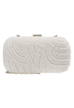 Pochette ornée de perles blanches, à la forme incurvée, avec un motif texturé et une bandoulière en chaîne argentée. Fermeture à clapet sur le dessus.